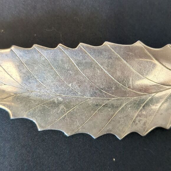 Vintage Silver Tone Leaf Sweater Scarf Pin. 5 inches long. - Picture 5 of 6